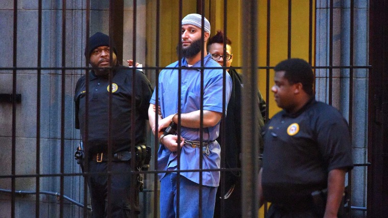 Oficiales escoltan a Adnan Syed el 3 de febrero de 2016, tras la finalización del primer día de audiencias para un nuevo juicio en Baltimore.