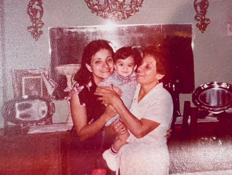 El autor junto a su madre, a la izquierda, y su abuela.