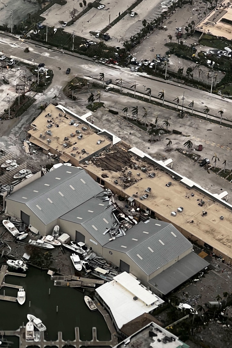 Una tripulación de la Guardia Costera de Air Station Miami, Florida, realiza sobrevuelos alrededor del área de Fort Myers tras el huracán Ian, el 29 de septiembre de 2022.