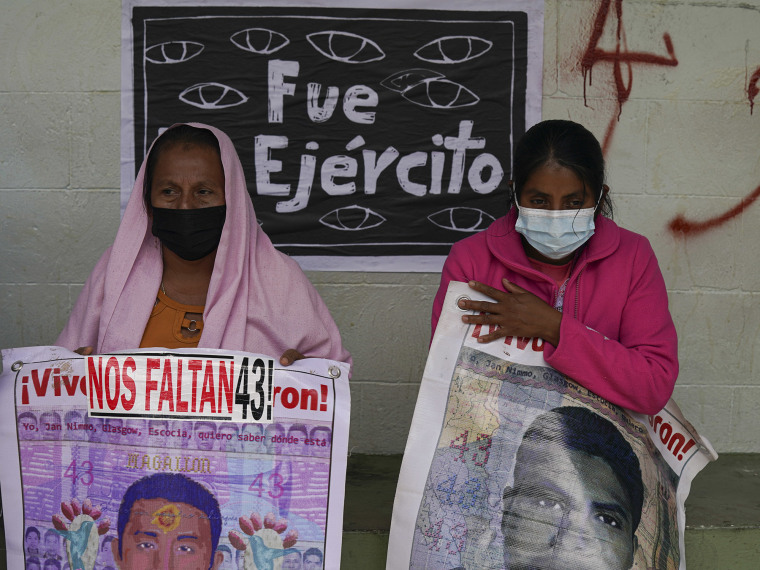 Familiares de los 43 estudiantes de Ayotzinapa desaparecidos participan en una protesta frente a una base militar en la Ciudad de México, el viernes 23 de septiembre de 2022.
