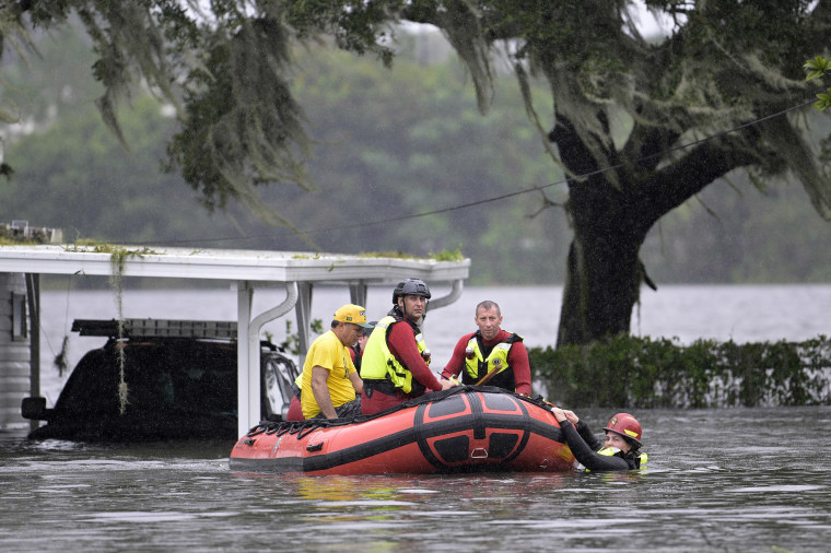 Personal de emergencias del equipo de bomberos del condado de Orange usan un bote inflable para rescatar a una persona de su residencia tras el paso del huracán Ian, el jueves 29 de septiembre de 2022, en Orlando, Florida.