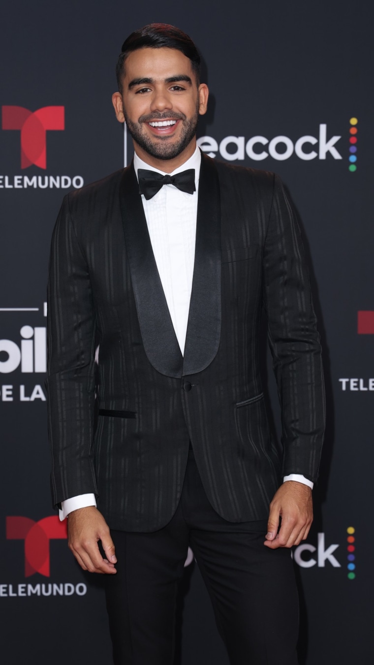 Carlos Adyan en la alfombra roja de los Premios Billboard de la Música Latina 2022