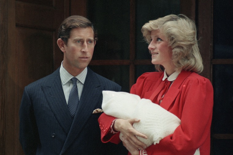 El entonces príncipe Charles y la princesa Diana cuando salían del hospital St. Mary's de Londres con su hijo recién nacido, el príncipe Harry, el 16 de septiembre de 1984.