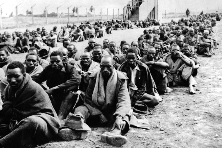Algunos hombres que fueron detenidos durante la rebelión Mau Mau en Kenia, el 30 de noviembre de 1952.