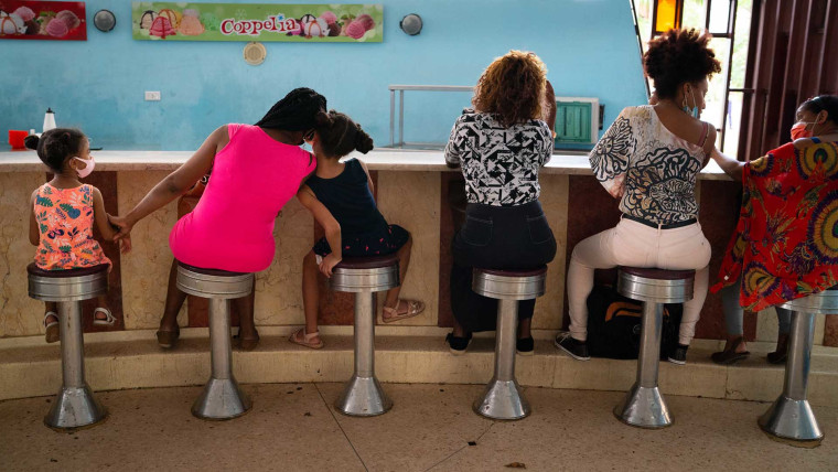 Un grupo de mujeres cubanas en la heladería Coppelia en La Habana.