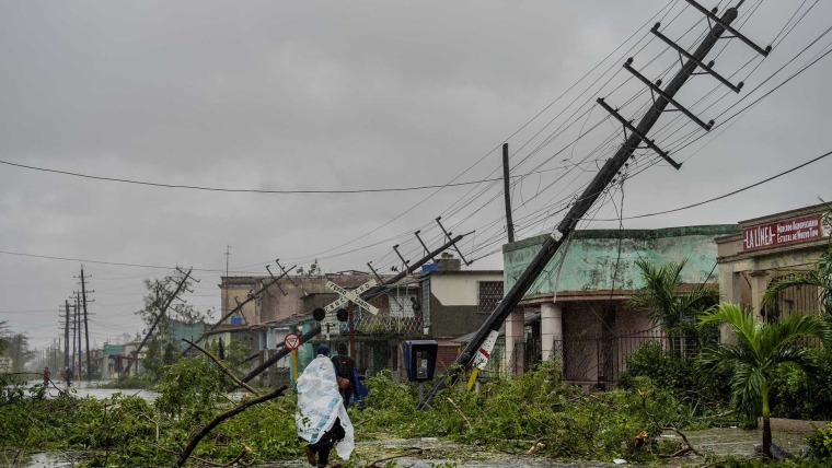 Postes de servicios públicos y ramas caídas en una calle de Pinar del Río, Cuba, después de que el huracán Ian golpeara esa provincia occidental en la madrugada del martes 27 de septiembre de 2022.