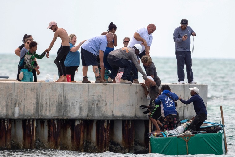 Migrantes cubanos llegan en bote al cayo de Stock Island en el sur de Florida, el 12 de agosto de 2022.