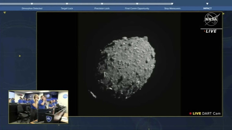En esta imagen, tomada de una transmisión en vivo de la NASA el lunes 26 de septiembre de 2022, la nave Dart se encamina directamente al asteroide Dimorphos.