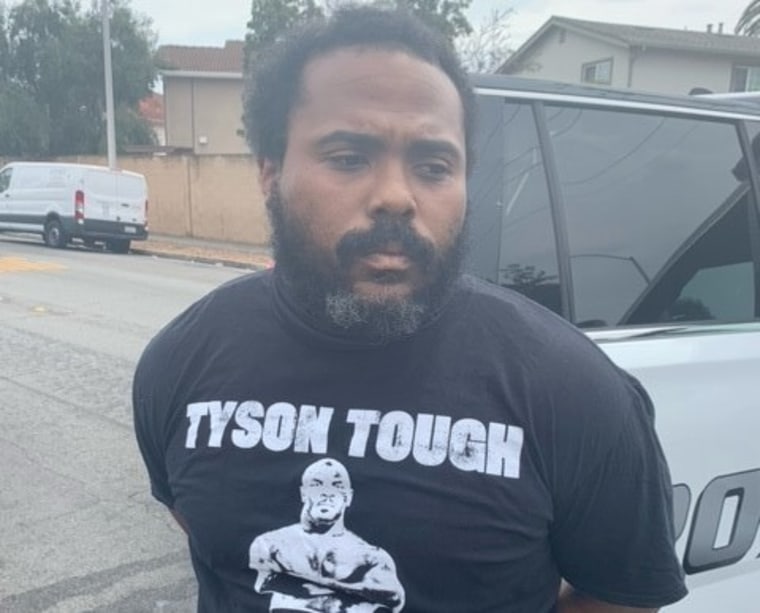 Dhante Jackson, momentos después de ser detenido por agentes de policía en Newark, California, el 10 de septiembre de 2022.