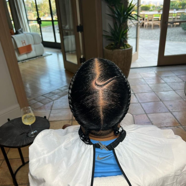 ziekenhuis voordeel evenaar Drake gets Nike swoosh braided into his head