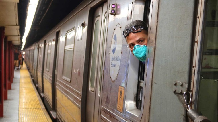 Un empleado conduce el metro de Nueva York.