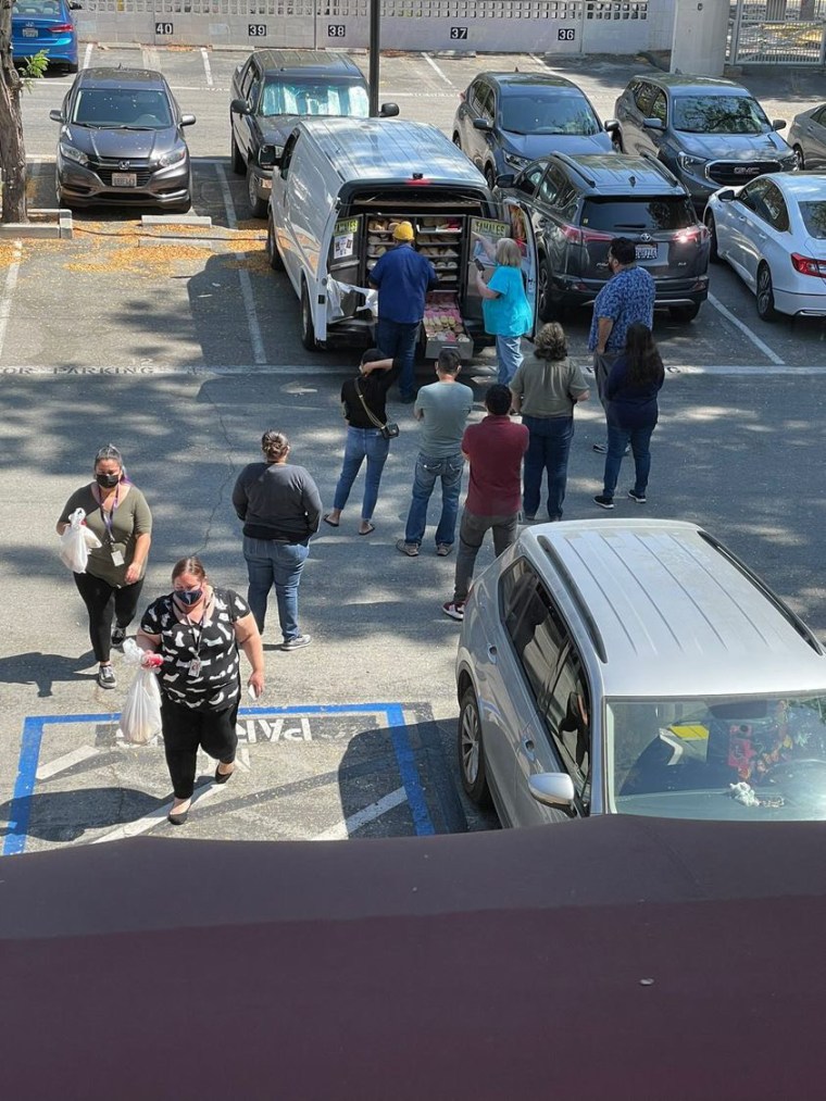 Una fila de clientes esperando para comprar en Zeledon's Bakery on Wheels.