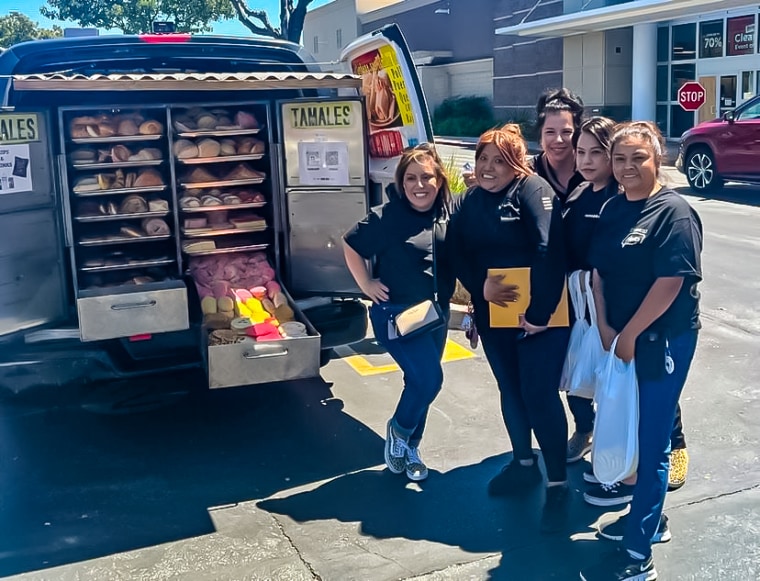 A group of customers posing in front of Zeledon's Bakery on Wheels.