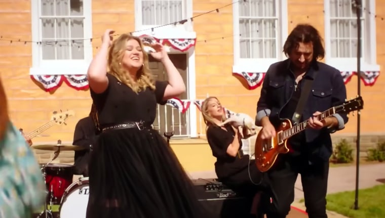 Kelly Clarkson Covers Madonna, Taylor Swift For 'Kellyoke'