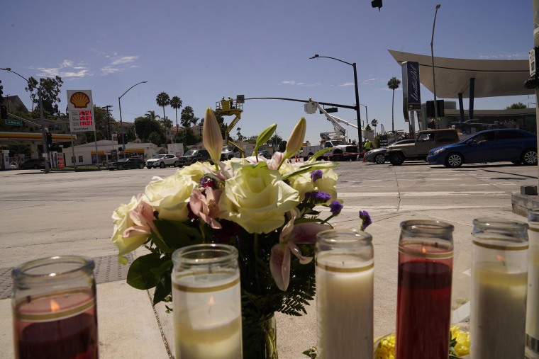 Flores y velas fueron dejados en una intersección después del un accidente que involucró hasta seis autos cerca de una estación de servicio en la zona no incorporada de Windsor Hills en Los Ángeles, el viernes 5 de agosto de 2022.