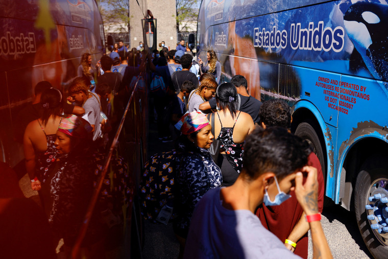 Un grupo de migrantes, en su mayoría de Venezuela, hacen cola para abordar un autobús a Nueva York en el Centro de Bienvenida a Migrantes en El Paso, Texas, el 16 de septiembre de 2022.