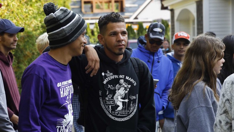 Migrantes venezolanos reunidos frente a la casa parroquial de San Andrés, en Martha's Vineyard, el 16 de septiembre.