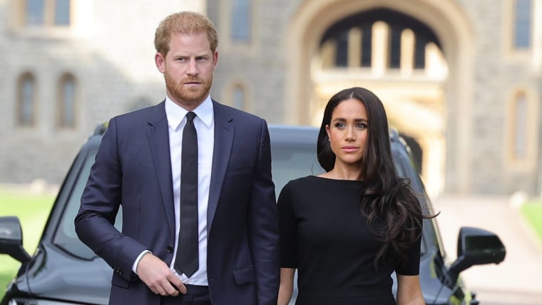 El príncipe Harry y Meghan Markle afuera del castillo de Windsor para dar la bienvenida a los tributos de la ciudad a la difunta reina Isabel II.