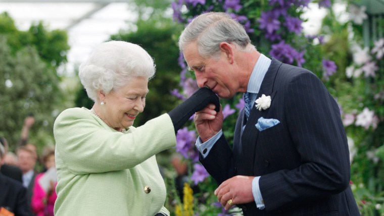 La reina Elizabeth II con su hijo, el príncipe Charles, en mayo de 2009.