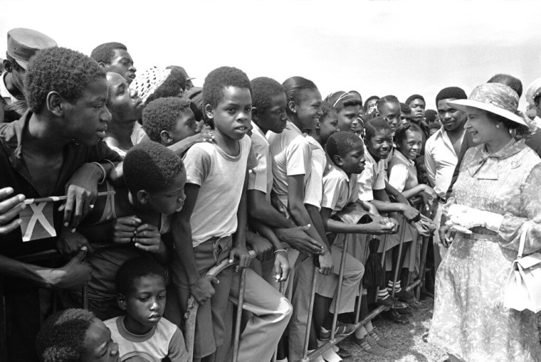 Estudiantes de Jamaica saludaban a la reina Isabel II en el Monumento a los Héroes Nacionales en Kingston, Jamaica, el 14 de febrero de 1983.