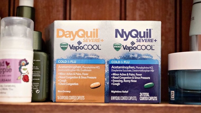 El medicamento NyQuil, contra la tos y el resfriado, es de venta libre.