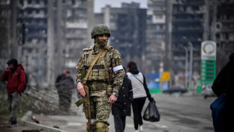 Un soldado ruso patrulla en una calle de Mariupol el 12 de abril de 2022.