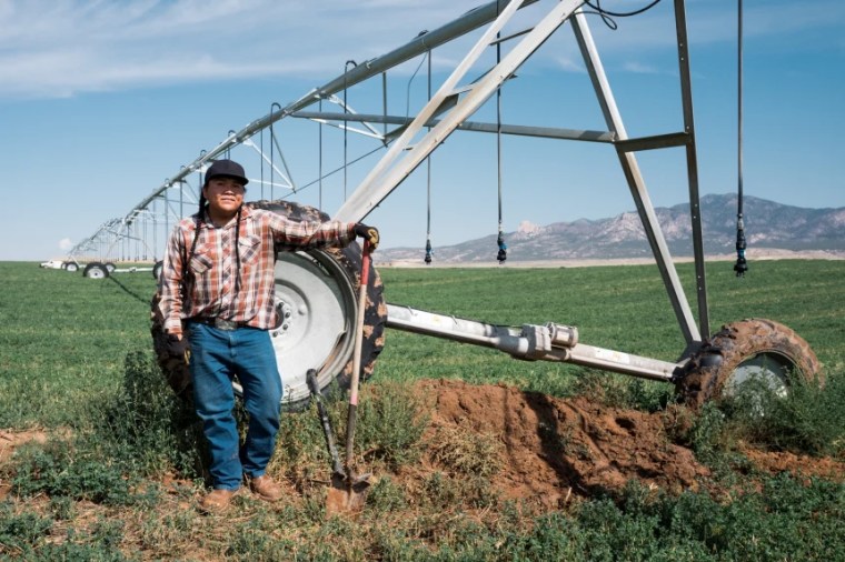 Kolton Begay, trabajador agrícola en Colorado.