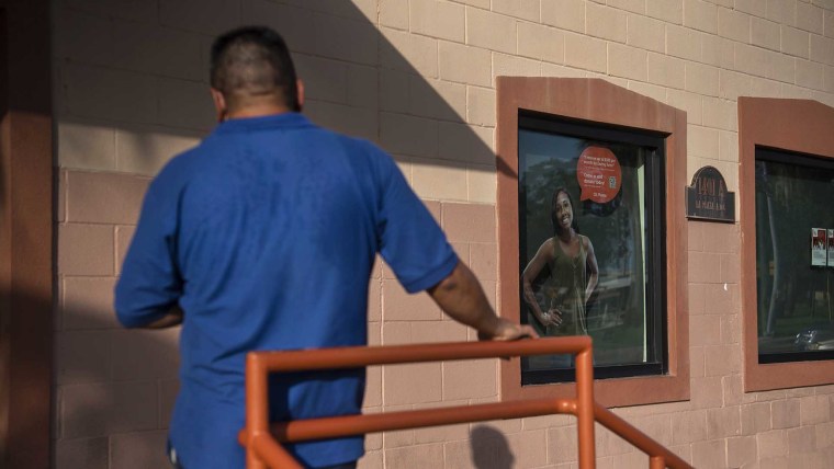 Una persona espera en la cola para entrar en un centro de donación de CSL Plasma en Brownsville, Texas, Estados Unidos, el miércoles 29 de julio de 2020.