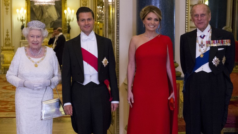 La reina Elizabeth II y el príncipe Felipe posan para una fotografía con el presidente mexicano Enrique Peña Nieto y su esposa Angélica Rivera, antes de un banquete estatal en el Palacio de Buckingham en Londres el 3 de marzo de 2015.