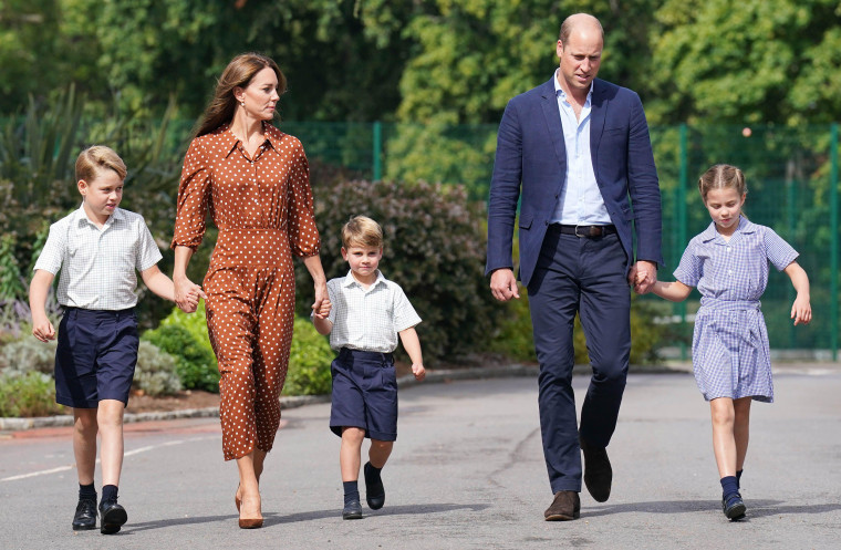 الأمير جورج والأميرة شارلوت والأمير لويس برفقة والديهم دوق ودوقة كامبريدج.