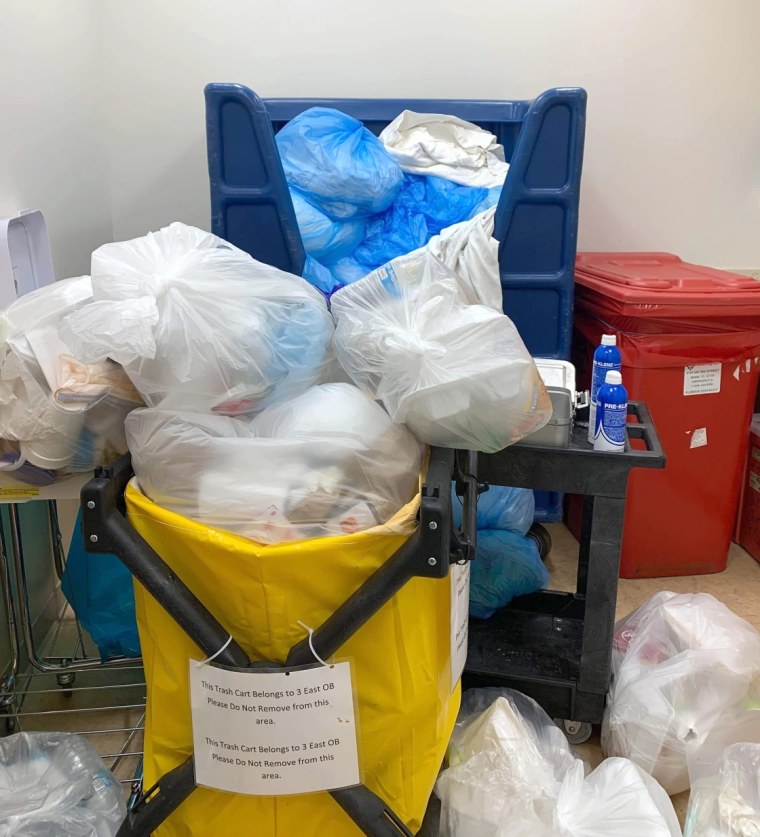 Contenedores de basura llenos de basura en Health Park Medical Center en Fort Myers, Florida.
