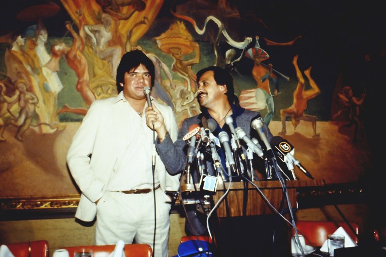 Fernando Valenzuela and Jaime Jarrín at a press conference in 1981