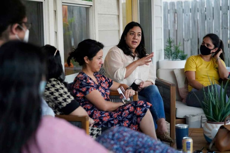 Rochelle Garza habla sobre temas electorales en una fiesta en un patio en Brownsville, Texas, el 24 de septiembre de 2021.