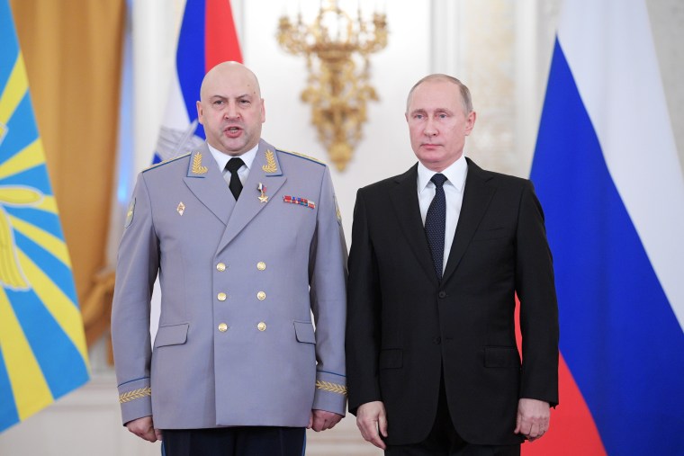 Путин и генерал-полковник Сергей Суровикин в Большом Кремлевском дворце в Москве.