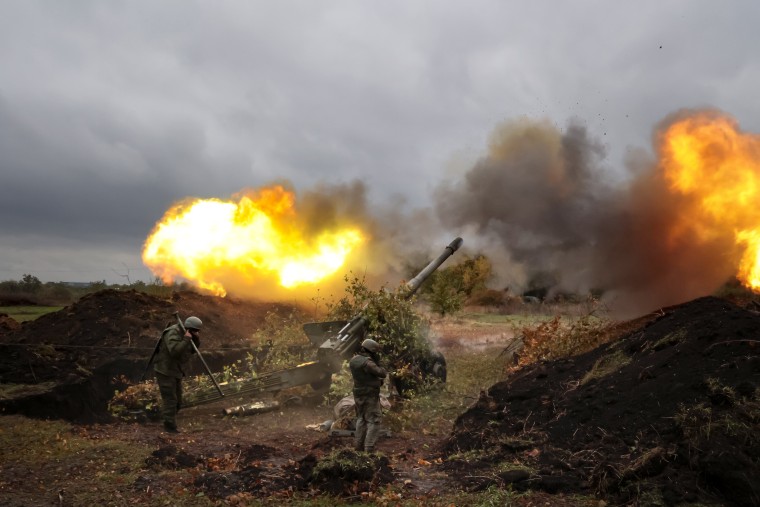 Russian Troops Fire Howitzers at Ukrainian Positions in Donetsk People's Republic