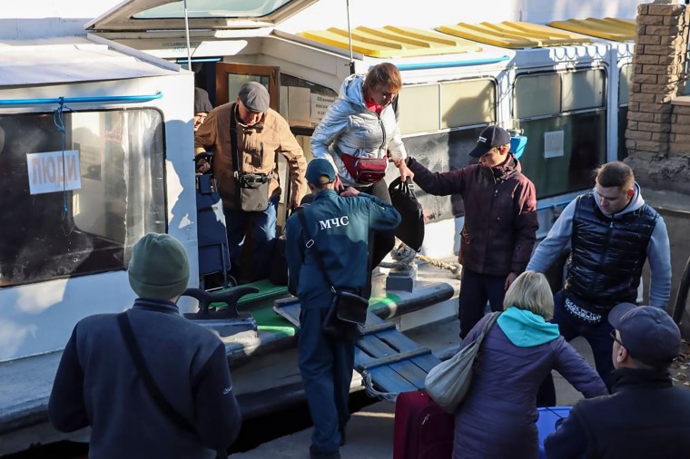 Russia evacuates people from Ukraine's Kherson region - 19 Oct 2022