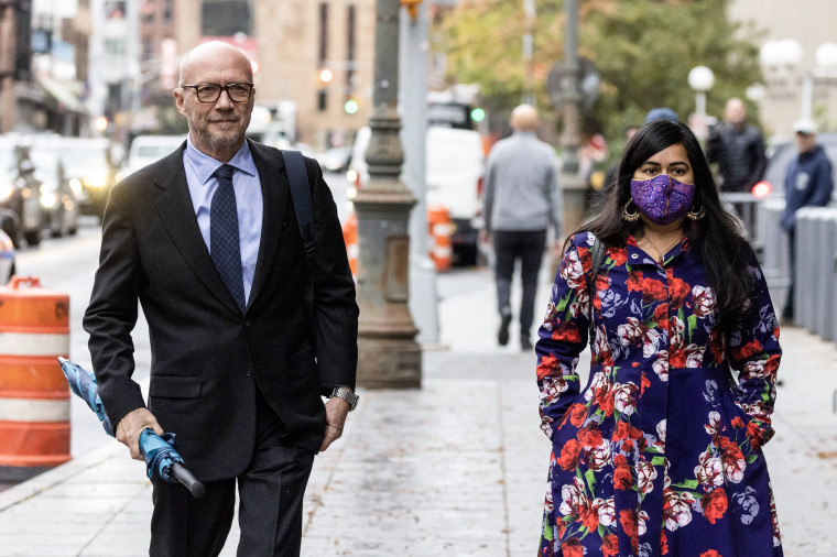 الصورة: من اليسار ، المخرج السينمائي بول هاجيس ومحامية الدفاع عنه ، بريا تشودري ، يصلان إلى المحكمة العليا في نيويورك لقضية الاعتداء الجنسي في 17 أكتوبر 2022 في نيويورك.