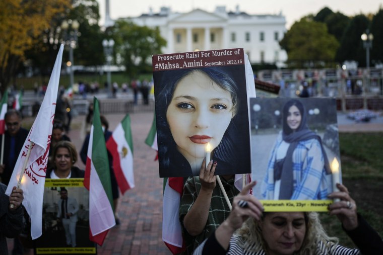 Demonstranci czuwają na poparcie protestów w Iranie w związku ze śmiercią Mahsy Amini na placu Lafayette w pobliżu Białego Domu 26 października 2022 r. 
