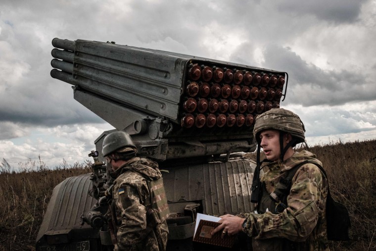 Ukrainische Soldaten bereiten sich darauf vor, am 4. Oktober 2022 einen BM-21 „Grad“-Mehrfachraketenwerfer auf russische Stellungen in der Region Charkiw abzufeuern.