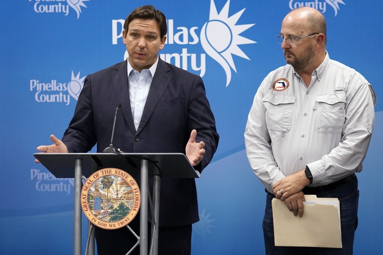 El gobernador de Florida, Ron DeSantis, a la izquierda, habla con Kevin Guthrie, director de la División de Manejo de Emergencias de Florida, durante una conferencia de prensa el lunes 26 de septiembre de 2022 en Largo, Florida.