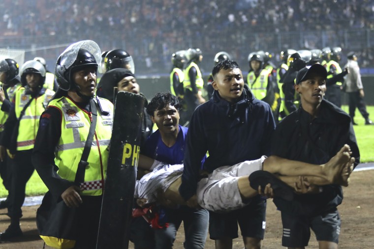Estampida humana mortal en un partido de fútbol en Indonesia el 1 de octubre de 2022.