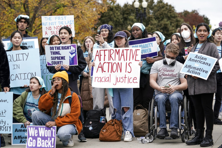Activistas se manifiestan mientras el la Corte Suprema escucha los argumentos orales sobre un par de casos que podrían decidir el futuro de la discriminación positiva en las admisiones universitarias, en Washington, el lunes 31 de octubre de 2022. 