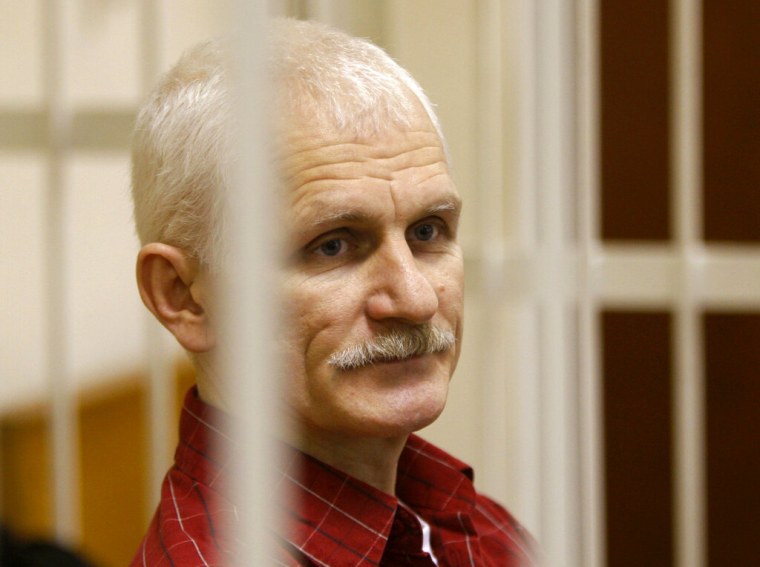 Ales Bialiatski, director del grupo bielorruso de defensa de derechos Vyasna, aparece sentado en el banquillo de los acusados durante una vista judicial en Minsk, Bielorrusia, el 2 de noviembre de 2011.
