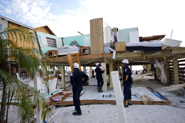 Equipos de búsqueda y rescate inspeccionan un edificio de condominios en Fort Myers Beach, Florida.