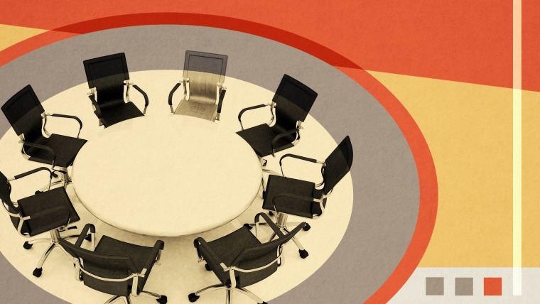 Ilustración de un fondo naranja y amarillo sobre el cual está una mesa corporativa con sillas vacías