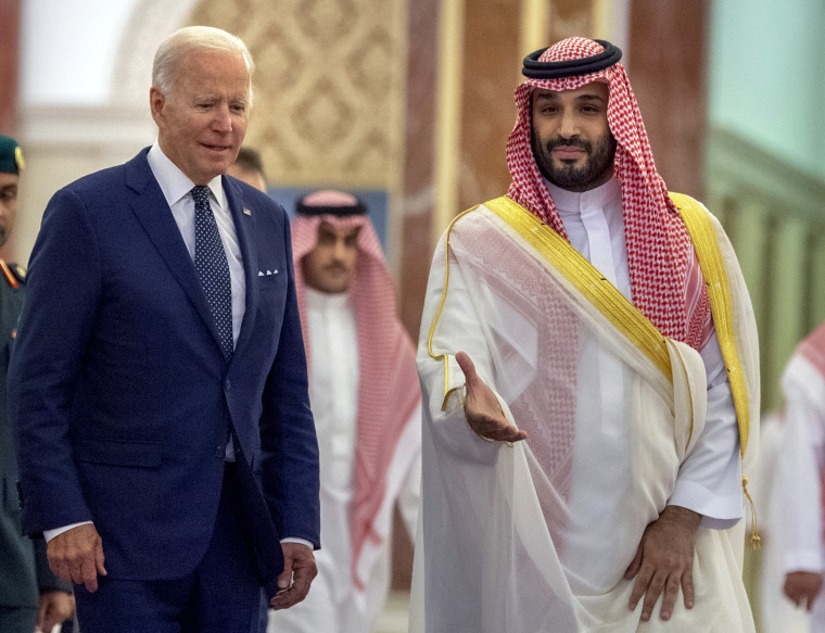 El príncipe heredero saudí Mohammed bin Salman, a la derecha, recibe al presidente Joe Biden a su llegada al palacio de Al-Salam en Jeddah, Arabia Saudí, el viernes 15 de julio de 2022.