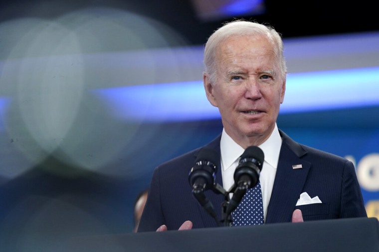  A pocas semanas de las elecciones de medio término, Joe Biden anunció nuevas medidas económicas para eliminar las llamadas cuotas basura o junk fees que los bancos y otras empresas cobran a sus clientes.