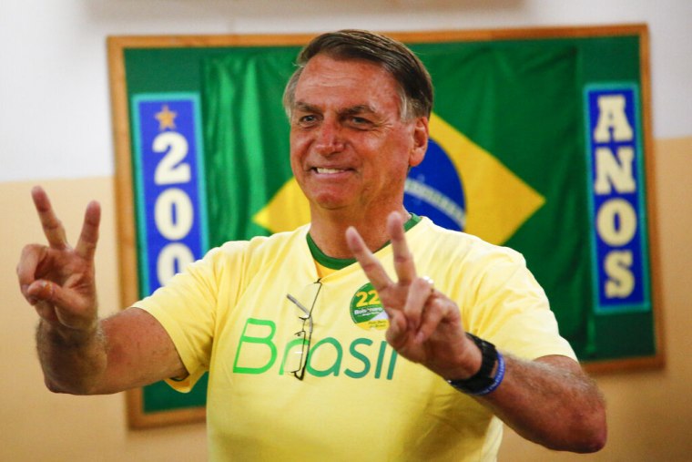 El presidente de Brasil, Jair Bolsonaro, tras votar en Río de Janeiro, el 30 de octubre de 2022.