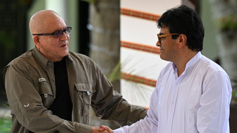 Antonio García, comandante del ELM, se da la mano con Danilo Rueda, el Comisionado de la Paz por Colombia, el 4 de octubre