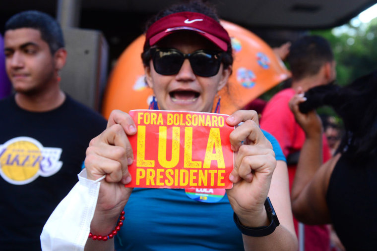 Una mujer muestra su apoyo a la candidatura presidencial de Lula da Silva en Río de Janeiro, Brasil, el 30 de octubre de 2022.